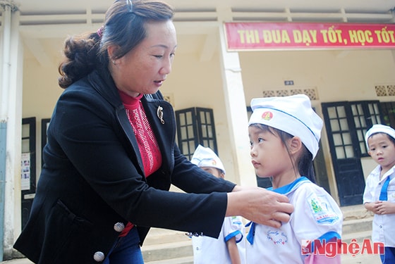 Cô và trò Trường Tiểu học cơ sở Xá Lượng - khối Khe Ngậu (bản Khe Ngậu - Xá Lượng - Tương Dương)