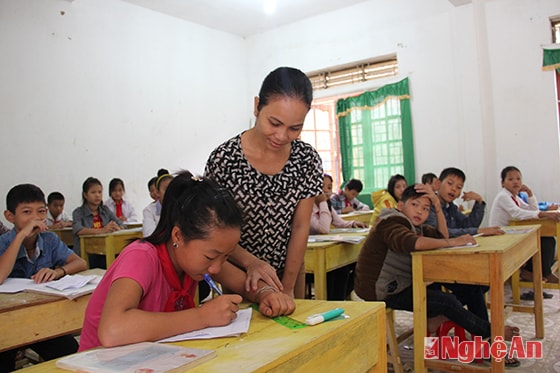 Cô giáo La Thị Mùi và học sinh trong giờ học Vật lý.