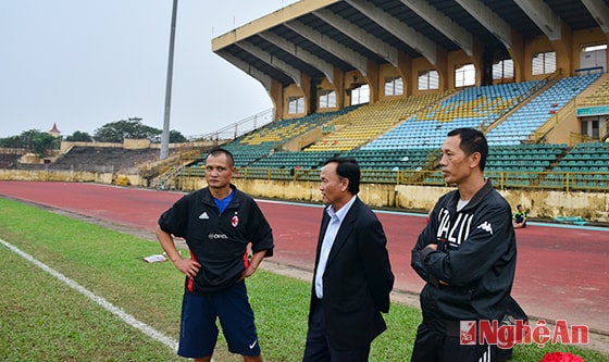 Ông Nguyễn Hồng Thanh, Tổng giám đốc Công ty CP SLNA trao đổi với ban huấn luyện về giáo án tập luyện.