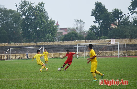 Trước giờ đội 1 tập luyện, trên sân Vinh diễn ra trận đấu giao hữu giữa đội bóng Xiêng Khoảng và U15 SLNA