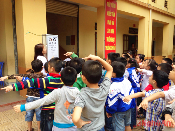 Trường Tiểu học Hà Huy Tập 2 (TP. Vinh) tổ chức khám sức khoẻ định kỳ cho học sinh.