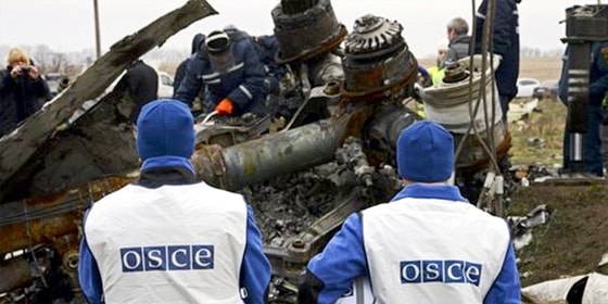 Các quan sát viên OSCE đang thực hiện sứ mệnh giám sát việc thực hiên thỏa thuận ngừng bắn ký hôm 5/9 tại miền đông Ukraina. Ảnh: Mstyslav Chernov