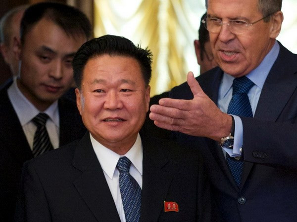 Đặc phái viên của Nhà lãnh đạo Triều Tiên, ông Choe Ryong Hae, cùng Ngoại trưởng Nga Sergei Lavrov. (Nguồn: AP)