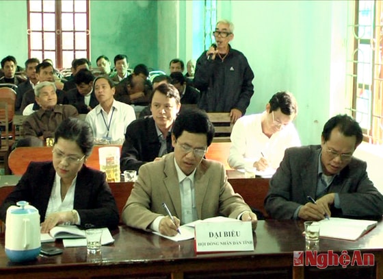 Cử tri nêu kiến nghị tới các đại biểu HĐND tỉnh.