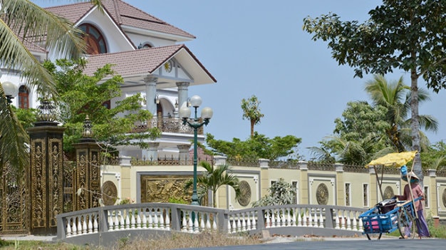 Căn biệt thự hoành tráng gây chú ý dư luận của ông Trần Văn Truyền tại Bến Tre - Ảnh: Ngọc Tài