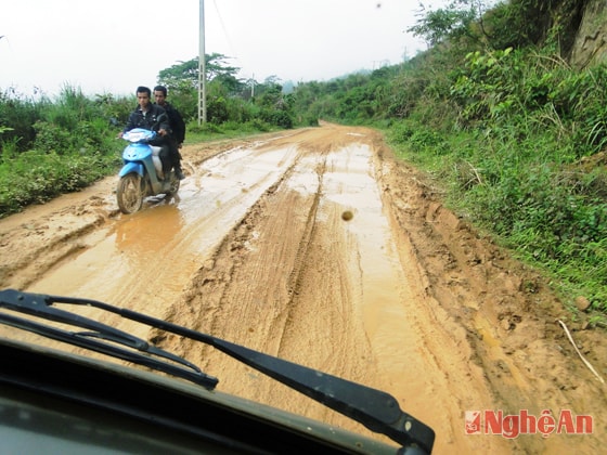 Mặt đường bị xẻ thành các rãnh sâu