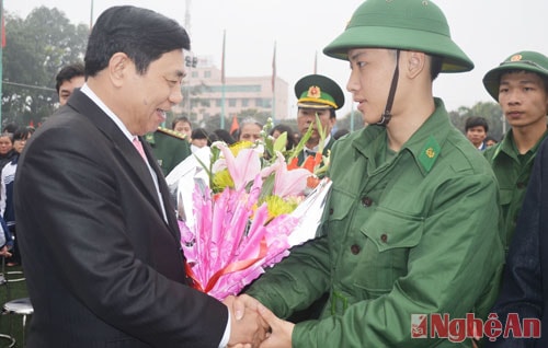 Đồng chí Nguyễn Xuân Đường, Chủ tịch UBND tỉnh Nghệ An tặng hoa cho thanh niên thành phố Vinh trước khi lên đường nhập ngũ.