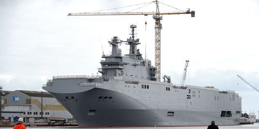 Việc bán 2 chiếc tàu chiến Mistral hiện đang rơi vào một mớ bòng bong của chính trị và quân sự.  Ảnh: Jean-Sebastien Evrard