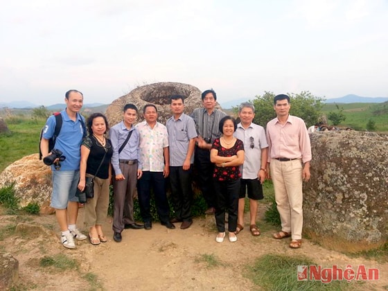 Nguyễn Hữu Bắc (thứ 3 từ trái sang) trong một lần dẫn khách đi tour.