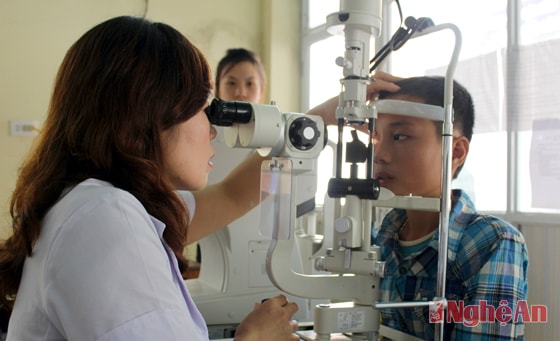 Khám mắt cho bệnh nhân ở Bệnh viện Đa khoa huyện Thanh Chương.