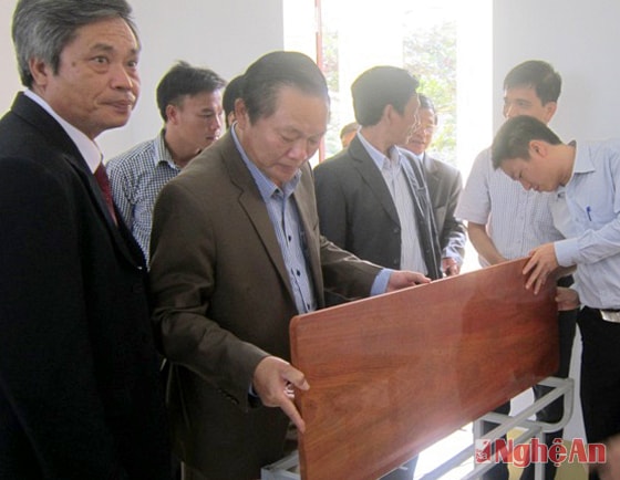 Các đại biểu tham quan phòng học mới 