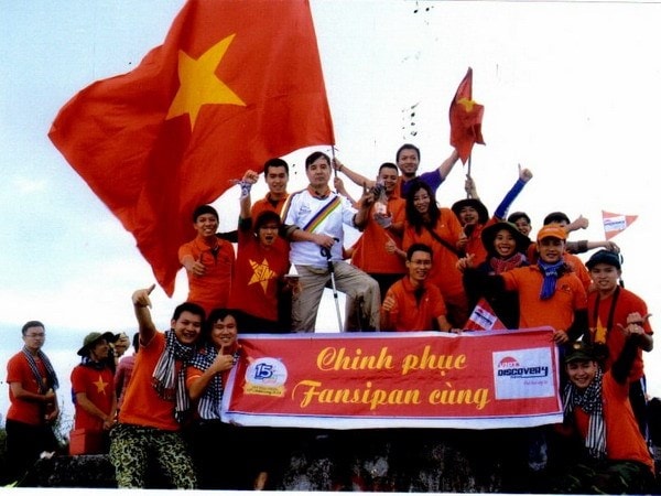 Tập thể đông nhất hát Quốc ca Việt Nam trên đỉnh Fansipan của Trường Đại học FPT. (Nguồn: FPT)