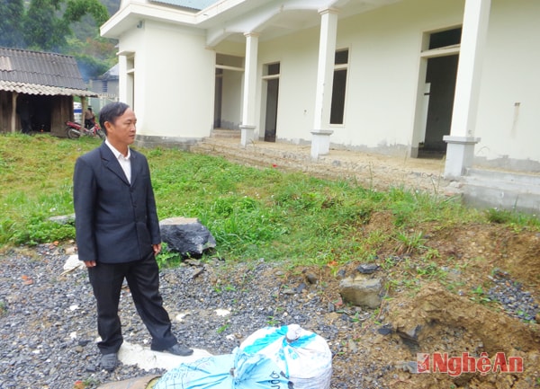 Ông Xồng Và Súa - Chủ tịch UBND xã Mường Lống tại công trình nhà văn hóa chưa hoàn thiện.