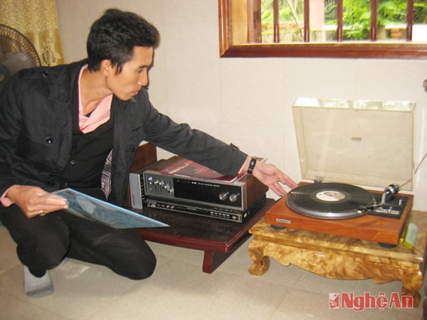 Anh Phan Huy chỉnh âm thanh máy hát đĩa than.
