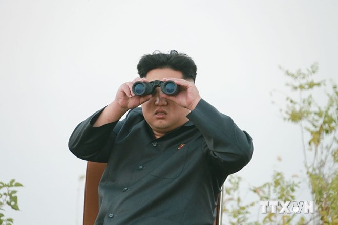 Nhà lãnh đạo Kim Jong Un chỉ đạo các phi công trên đường băng. (Ảnh: THX/TTXVN)