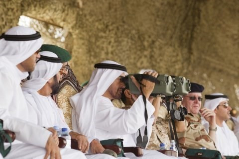 Thái tử Mohammed Bin Zayed Al Nahyan của Abu Dhabi xem lễ bế mạc buổi tập trận chung giữa quân đội của Các Tiểu vương quốc Ả-rập Thống nhất và Pháp tại sa mạc Abu Dhabi ngày 2/5/2012