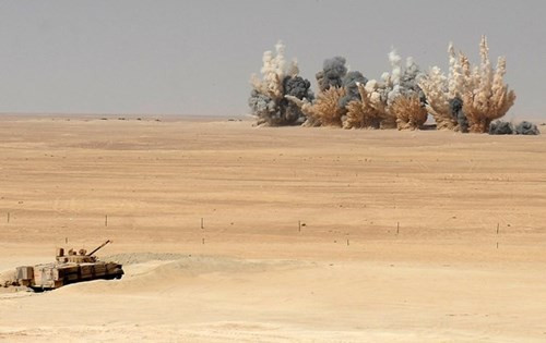 Máy bay chiến đấu F-16 của Các Tiểu vương quốc Ả-rập Thống nhất (UAE) thả tên lửa trong cuộc tập trận quân sự chung với quân đội Pháp ở sa mạc Abu Dhabi ngày 2/5/2012
