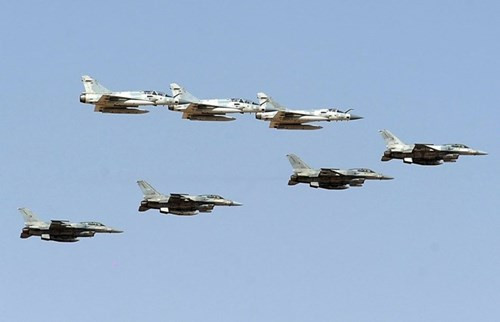 Mirage 2000 (Pháp) và F-16 (Mỹ) của lực lượng UAE tham gia vào cuộc tập trận quân sự chung với quân đội Pháp ở sa mạc của Abu Dhabi ngày 2/5/2012.