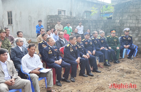  Đại diện ban liên lạc Hội truyền thống Hải quân và chính quyền, nhân dân địa phương đến dự và chia vui. Đại diện ban liên lạc Hội truyền thống Hải quân và chính quyền, nhân dân địa phương đến dự và chia vui.