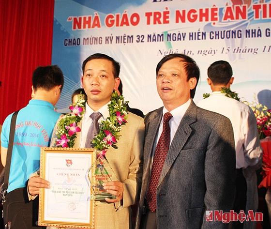 Thầy Trần Bá Hải (trái) được  tuyên dương Nhà giáo tiêu biểu.