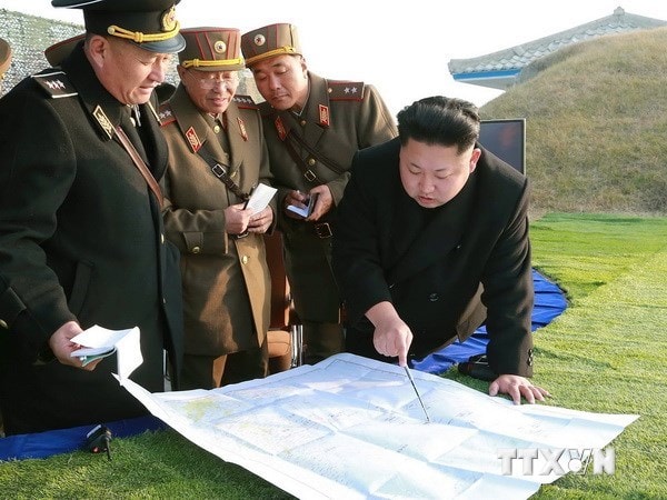 Nhà lãnh đạo Triều Tiên Kim Jong-un chỉ đạo một cuộc tập trận.  (Nguồn: AFP/TTXVN)