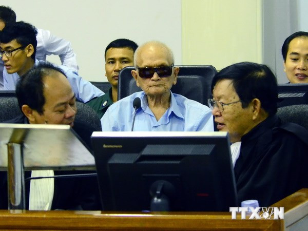 Cựu thủ lĩnh Khmer Đỏ Nuon Chea (giữa) tại phiên tòa ở Phnom Penh ngày 17/10. (Nguồn: AFP/TTXVN)