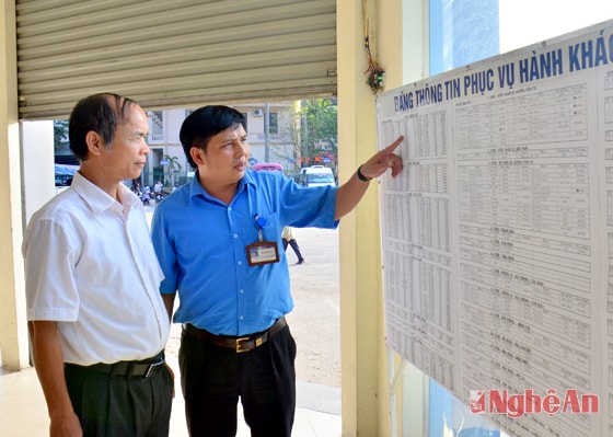 Lãnh đạo Công ty CP Bến Xe Vinh kiểm tra việc niêm yết giá cước tại bến.