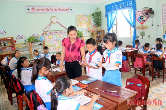 Giờ học Ngoại ngữ của học sinh Trường Tiểu học Hòa Hiếu 2, TX. Thái Hòa. Ảnh: Nguyên Sơn