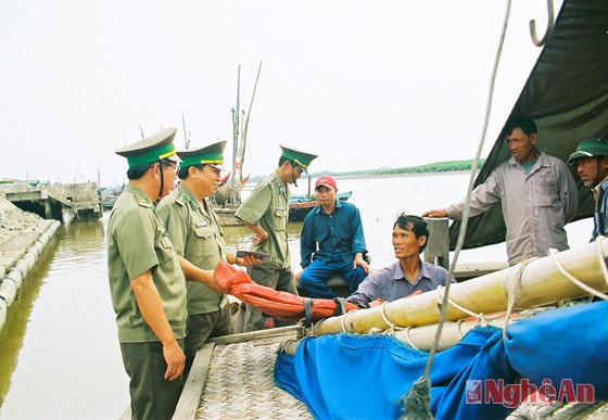 Bộ đội Biên phòng Nghệ An động viên ngư dân trước lúc ra khơi.