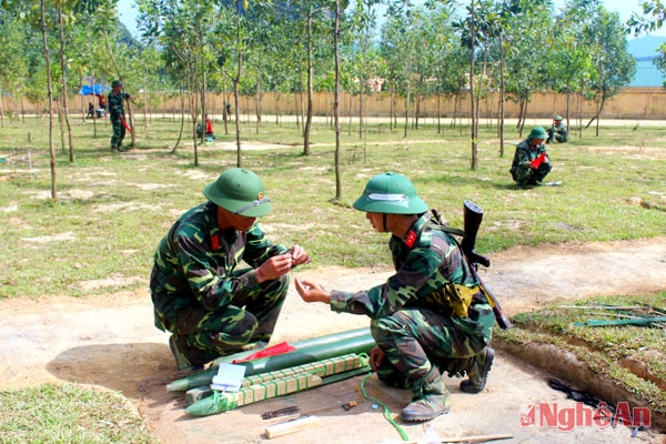 Chiến sỹ mới đang kết nối lượng nổ