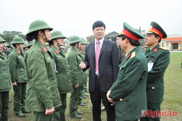 Đồng chí Lê Xuân Đại - Phó Chủ tịch UBND tỉnh thăm cán bộ, chiến sỹ Trung đoàn 764  (Bộ CHQS tỉnh).