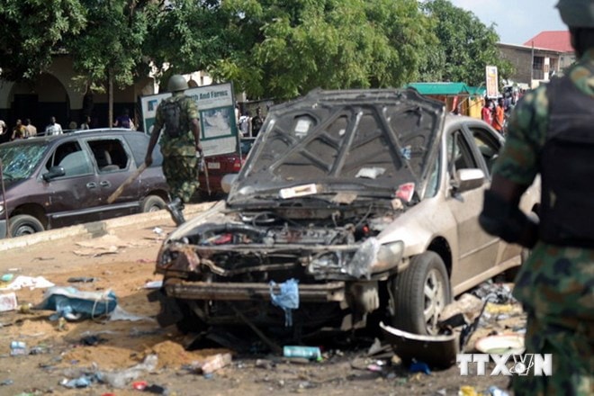 Binh sỹ Nigeria điều tra tại hiện trường một vụ đánh bom. (Nguồn: AFP/TTXVN)