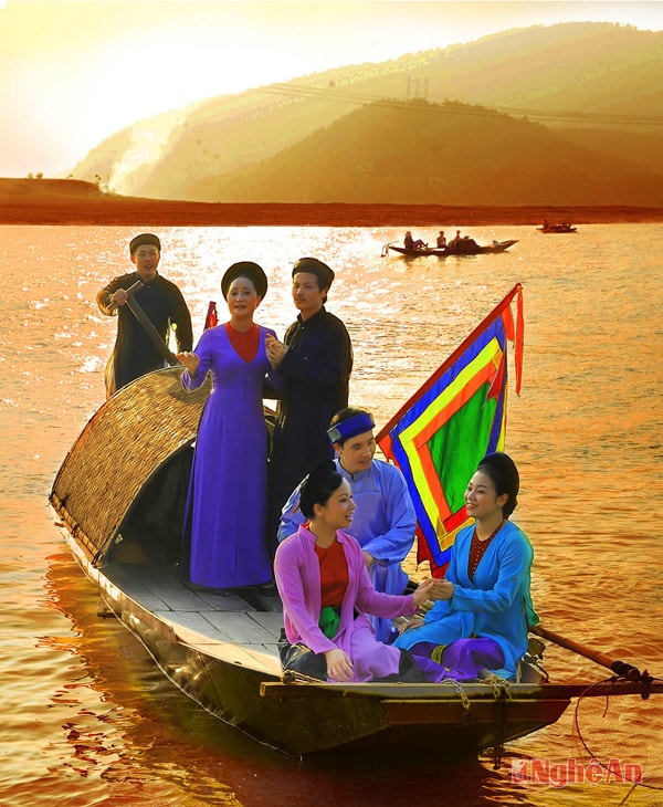 Hát ví trên sông Lam. Ảnh: Sỹ Minh