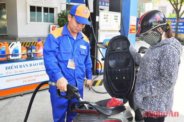 Cửa hàng bán lẻ xăng dầu Hưng Bình – TP. Vinh phục vụ khách hàng.