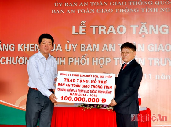 Công ty TNHH tôn và sắt thép Định Nhàn trao tặng 100 triệu đồng cho chương trình ATGT học đường của tỉnh. 