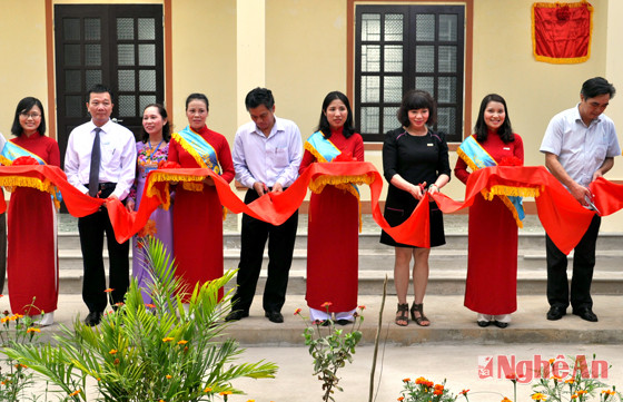 Đại diện ngân hàng và chính quyền địa phương cắt băng khánh thành Trường mầm non xã Yên Hợp.