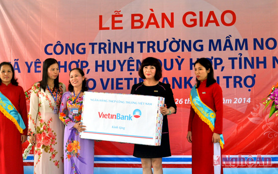 Đại diện Vietinbank Việt Nam trao tặng 3 chiếc ti vi cho Trường mầm non xã Yên Hợp.
