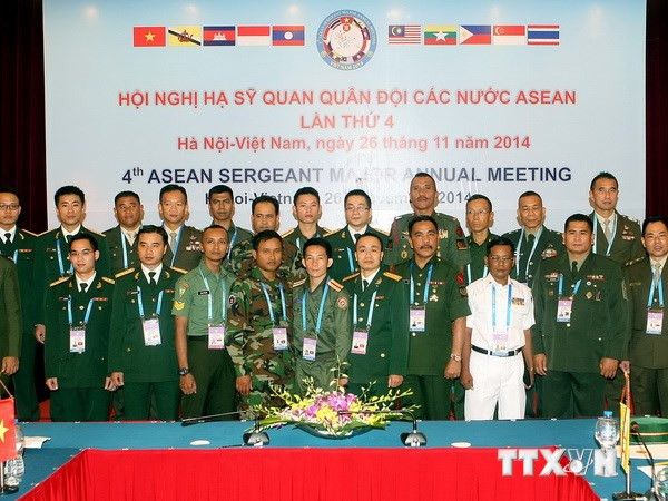 Đại biểu Hạ sỹ quan Quân đội các nước ASEAN chụp ảnh chung. Ảnh: TTXVN