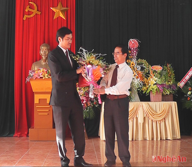 Đồng chí Nguyễn Hữu Lậm trao quyết định bổ nhiệm bí thư huyện Yên Thành cho đồng chí Hoàng Nghĩa Hiếu
