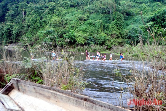 Người dân Đan Lai bản Khe Búng qua suối