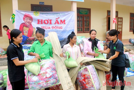 Tặng gạo, chăn, chiếu cho người dân bản Khe Búng