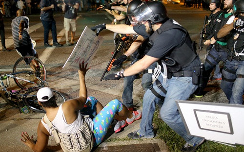 Cảnh sát đụng độ người biểu tình tại Ferguson. (Ảnh: EPA)