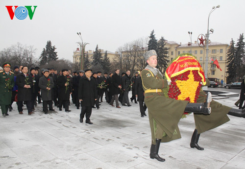 Tổng Bí thư Nguyễn Phú Trọng và Đoàn đại biểu cấp cao Việt Nam đặt hoa tại Đài Chiến Thắng ở Minsk