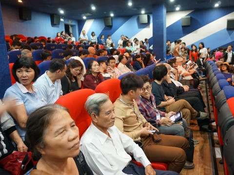 Suất chiếu “Đập cánh giữa không trung” tại Trung tâm Chiếu phim Quốc gia hôm 25/11 chật kín khán giả