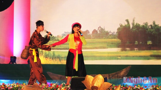 Hát ghẹo tại Hội diễn tiếng hát dân ca, ví, dặm Nghệ Tĩnh học sinh bậc trung học năm 2014. Ảnh: Lê Hoa