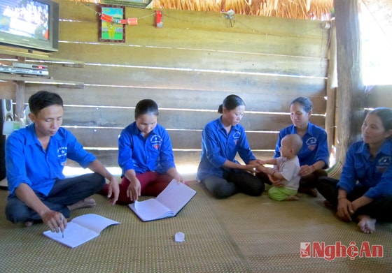 Anh Hà Văn Kỷ (ngoài cùng, bên trái) điều hành cuộc họp CLB Gia đình trẻ làng Yên (Môn Sơn - Con Cuông).