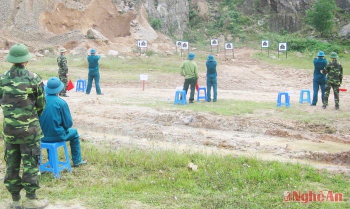 Đồng chí Đại tá Nguyễn Đức Long – Phó hiệu trưởng Nhà trường trao hoa bắn giỏi cho các đồng chí đạt điểm giỏi