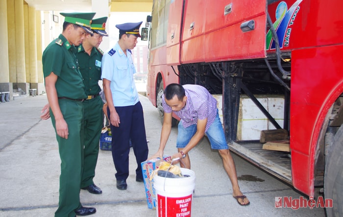 BĐBP phối hợp lực lượng Hải quan kiểm tra, kiểm soát hàng hóa, phương tiện qua cửa khẩu Nậm Cắn