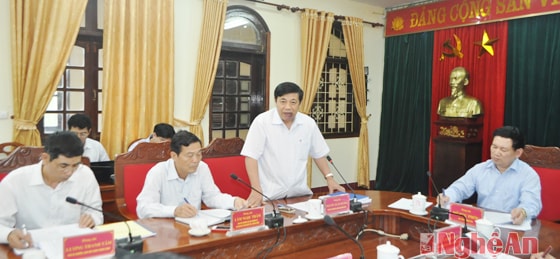 Chủ tịch UBND tỉnh Nguyễn Xuân Đường phát biểu tại phiên họp