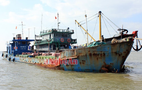 Con tàu bị tạm giữ